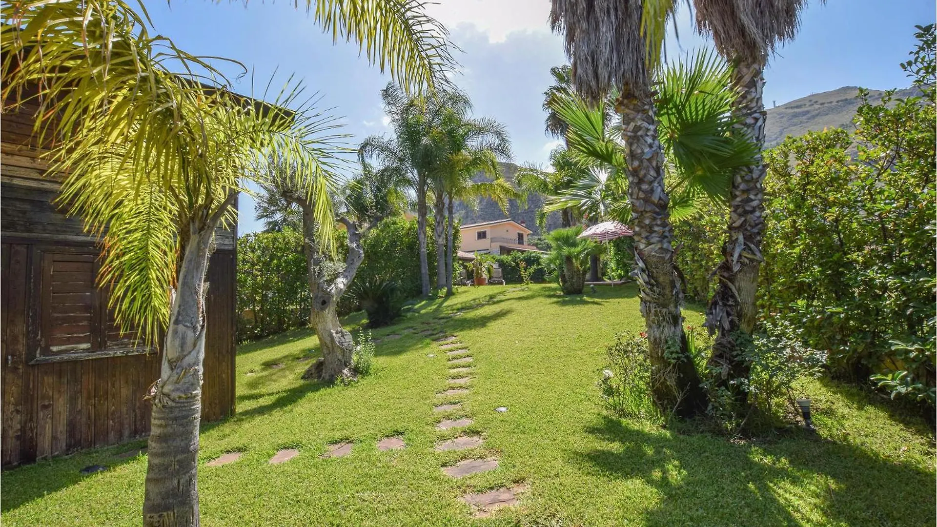 Villa Tourig Beach Mandra Capreria Nyaraló